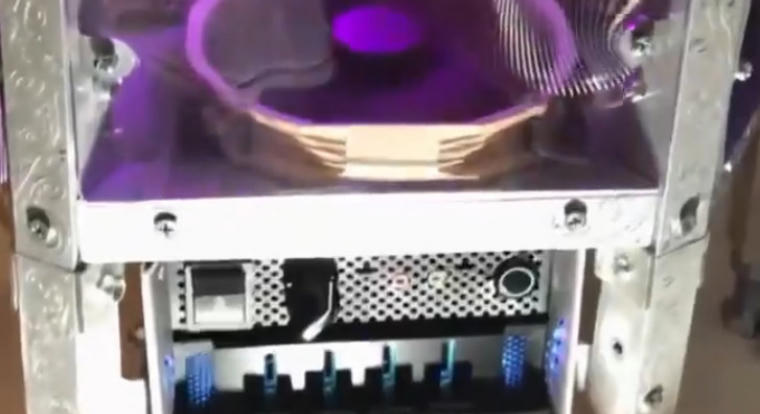 A nap hőse a srác, aki épített egy kebabként pörgő gamer PC-t