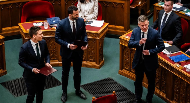 Kínos pillanatok a parlamentben: Magyar Péter az új fideszes képviselők eskütételén élcelődik