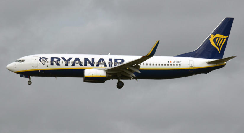 Kiderült, miért tört be a Ryanair gépének ablaka, ami miatt egy szerbiai utas majdnem kizuhant