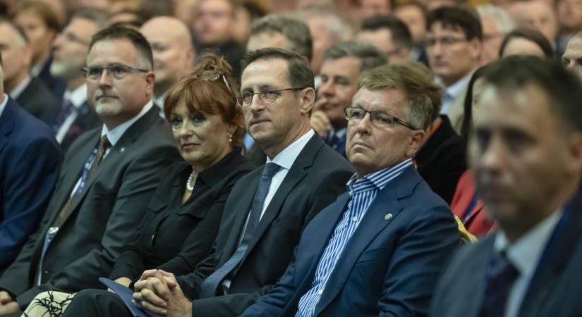 Összefutott Matolcs György és Varga Mihály Zürich felé a repülőgépen