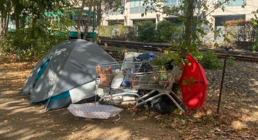 Hajléktalanok sátraznak Budapest parkjaiban, a közelben lakók tehetetlennek érzik magukat: „Olyan ez, mint egy vadkemping, csak éppen a város közepén”