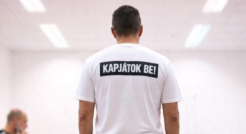 „Kapjátok be” feliratú pólóban hallgatta a bíróság ítéletét Stummer János