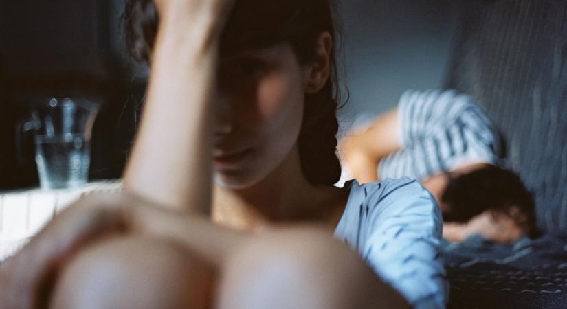 „Rettegtem, hogy megcsalom a párom” – A párkapcsolati OCD figyelmeztető jelei