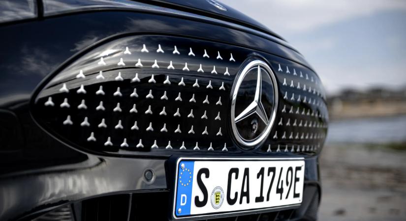 Kitilthatják a Mercedes autóit a világ egyik legnagyobb autópiacáról!