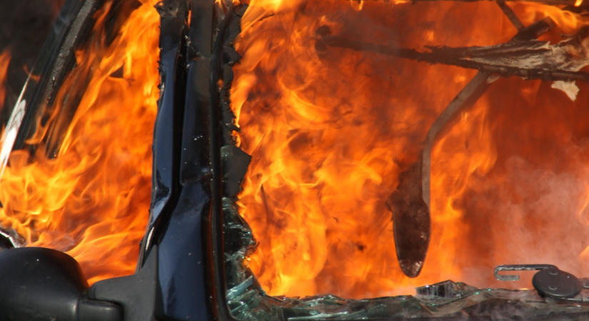 Addig menekült a rendőrök elől az ámokfutó sofőr, míg ki nem gyulladt az autója – videó