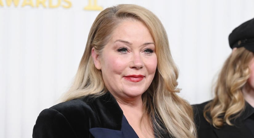 Először mutatkozott Christina Applegate, miután kiengedték a kórházból: friss videón a Rém rendes család nagybeteg sztárja