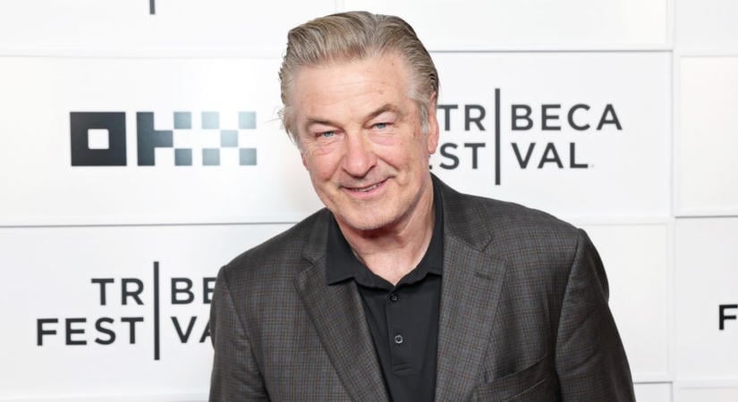 Alec Baldwin hét kisebb gyermekével pózolt pizsamában – Megható ügy áll a családi fotó mögött