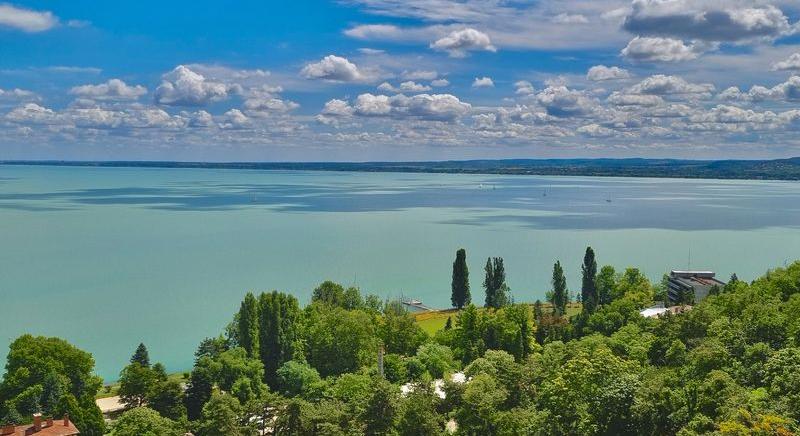 REGE GALÉRIA – Szabó Petronella Balatonja