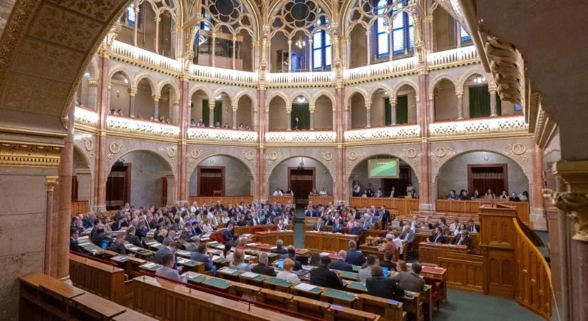 Megszavazta a parlament az iskolakezdési támogatás bevezetését, döntöttek az új közmédia alapjait lefektető javaslatról is