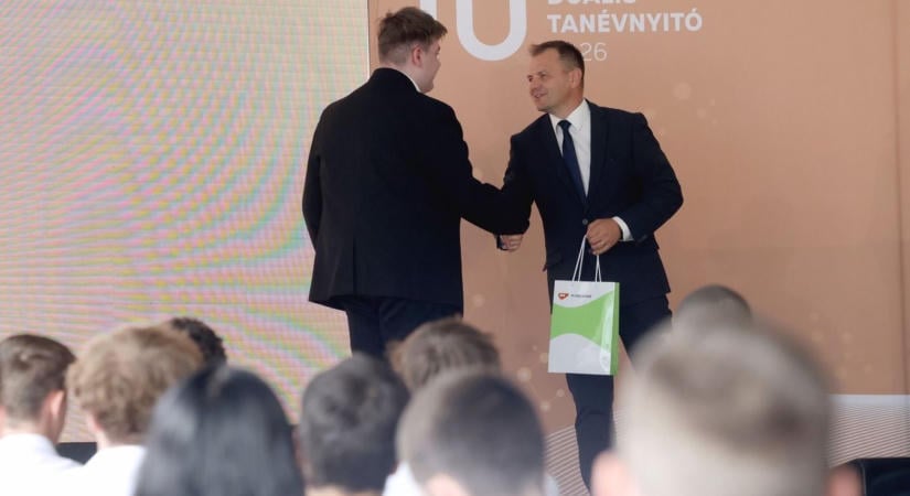 Tizedik alkalommal indult el a duális szakképzés a MOL Petrolkémiánál – fotókon a tanévnyitó, díjakat is átadtak