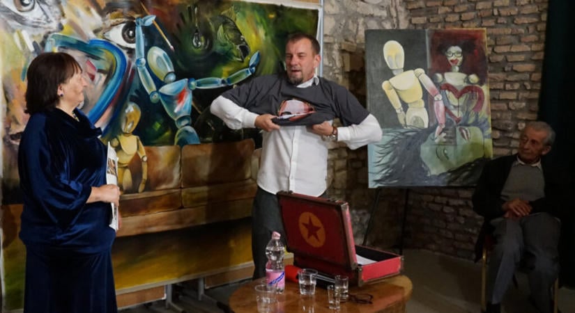 „Ha almát kellett rajzolni, ő körtét festett” – Szép Norbert festményei az Ózsinagógában