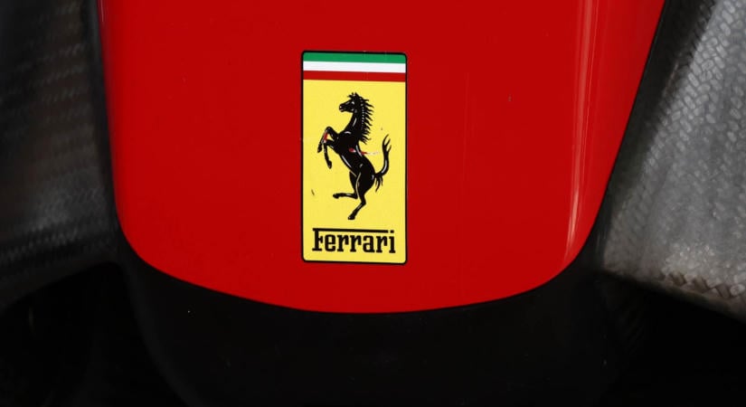 Két pilótát elbúcsúztat, három újat igazol a Ferrari