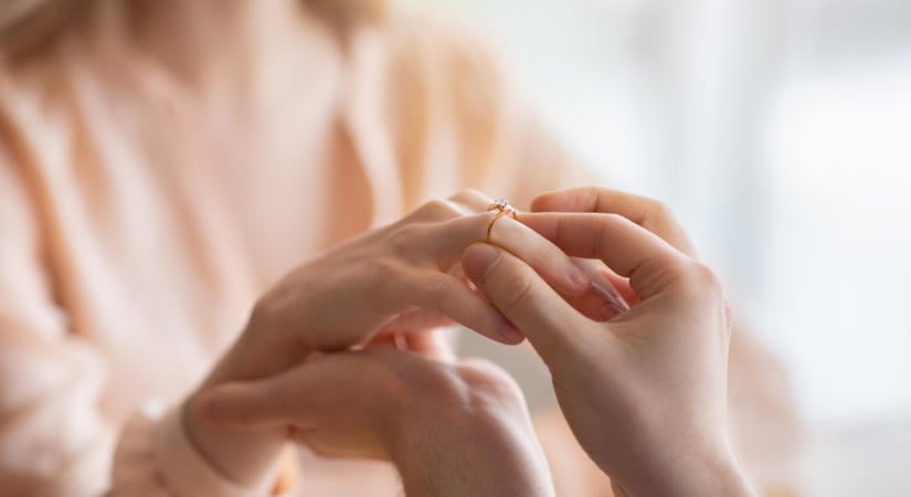 61 évesen újra oltár elé állhat a világhírű szépség: a rajongók kiszúrták a hatalmas gyémántgyűrűt a színésznő kezén