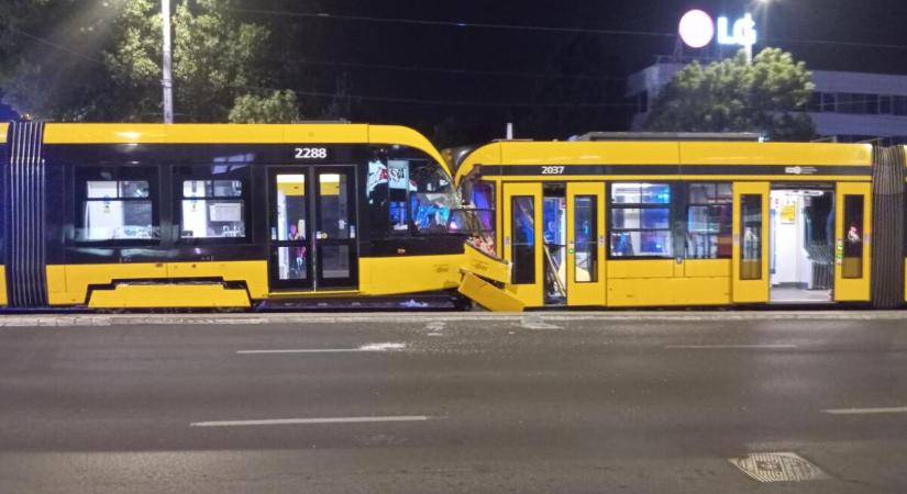Kocsiszínbe tartó villamosok ütköztek a fővárosban