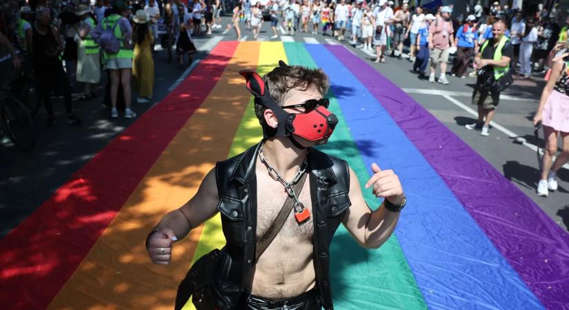 Novák Előd kifogásolja, hogy a honvédség vizet osztott a pride-on