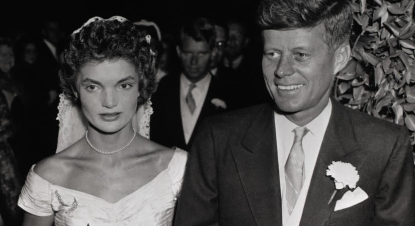 Jackie Kennedy háromszor volt menyasszony, gyűrűi pedig elképesztőek voltak: egyikben egy 40 karátos gyémánt ragyogott