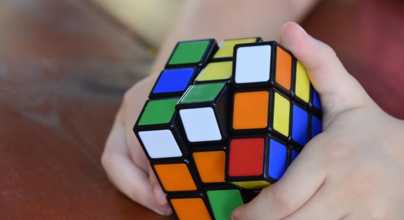 Egy hatéves kínai kislány állított fel új rekordot Rubik-kockában