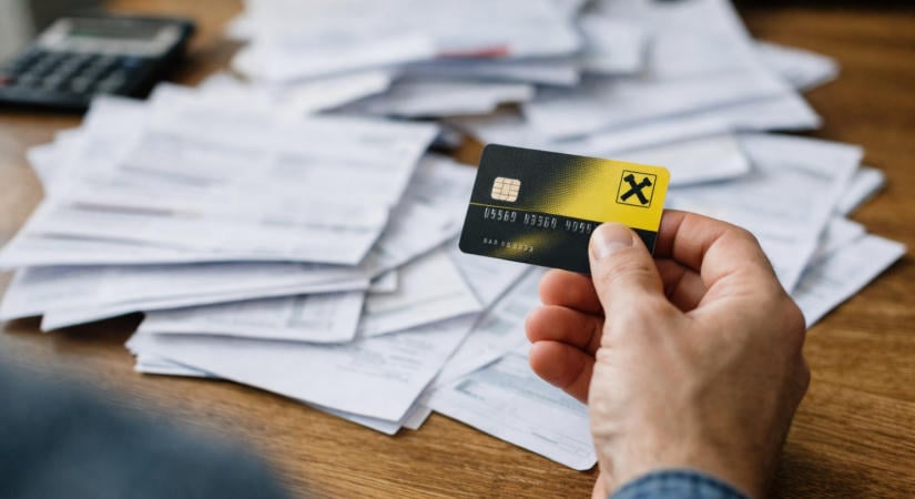 Raiffeisen bankszámla bankkártyával: milyen éves díjakkal számolj a havidíjon felül?