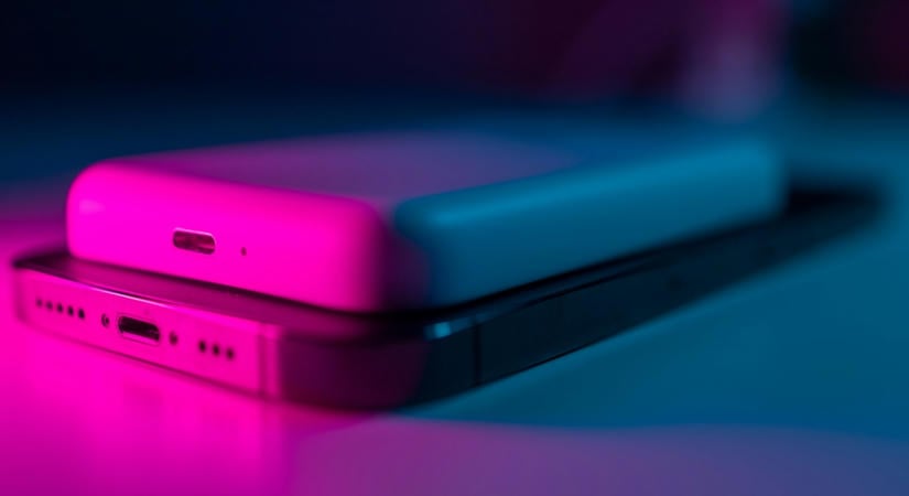 Fontos figyelmeztetést adott ki a Wizz Air: nem mindegy, hová csomagolod a power bankot a repülőn