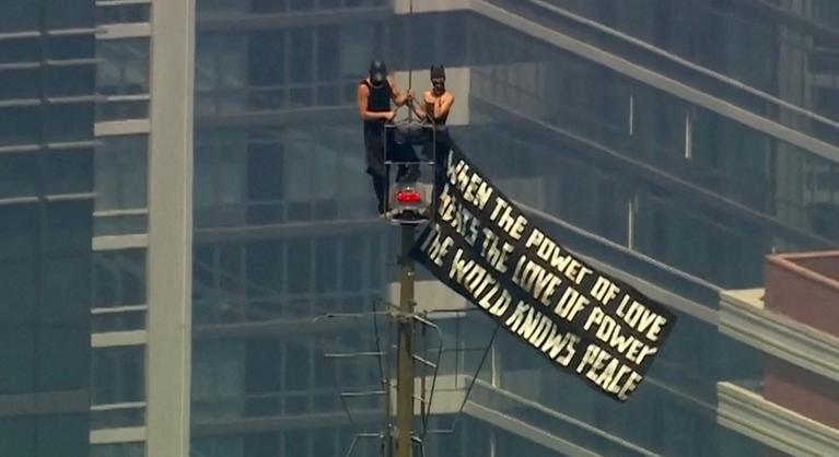 Az Empire State Building antennatornyának csúcsán jegyezte el egymást egy pár