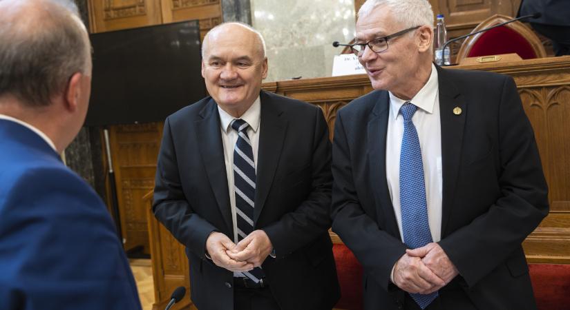 Hende Csaba sem maradhat tovább alkotmánybíró