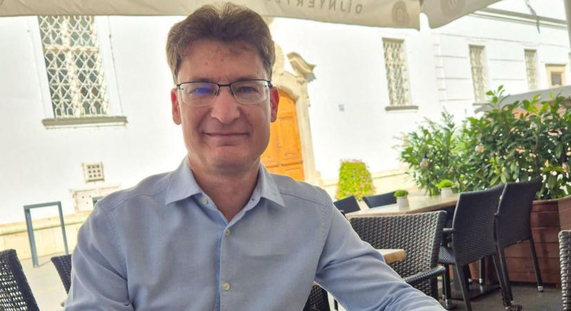 Cser-Palkovics András megette az Országalmát (fotó)