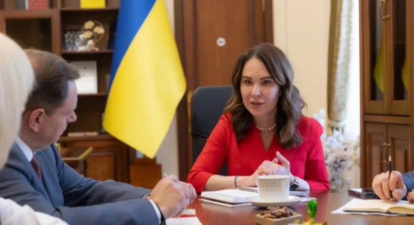 A reggeli házkutatás után már fel is mentették Zelenszkij hivatalvezetőjét
