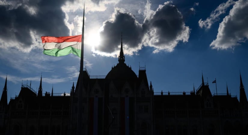 A Fidesz önkényt emlegetett a parlamenti kordonok miatt, a rendőrség emlékeztetett, hogy Orbán alatt is ez volt a protokoll