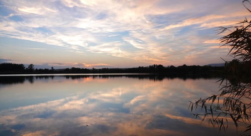 Rózsaszínbe öltözött az égbolt, amely varázslatos látványt nyújtott a naplemente után (galéria)