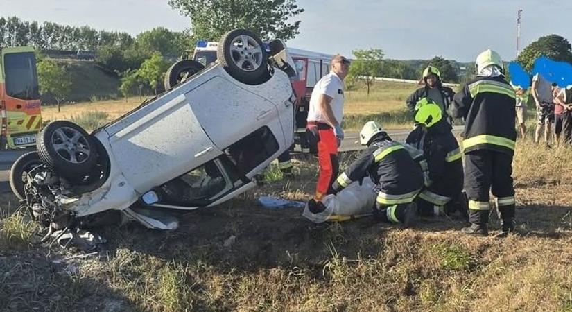 Árokba csapódott egy autó a forgalmas autópályánál, mentőhelikoptert kellett riasztani