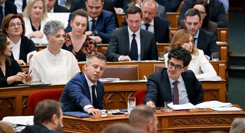 Szijjártó ügye mögötti „nemzetbiztonsági kockázatok” kérdéseit vetette fel a Tisza