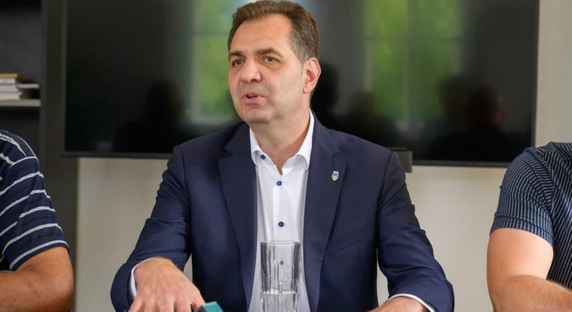 A két gyereke is feketében ment iskolába – Antal Árpád kiállt az egyenruha miatt tiltakozó diákok mellett