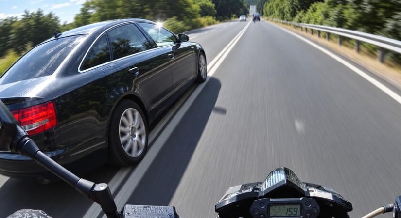 Sisakkamerája buktatta le a motorost - Motorról a fogdába