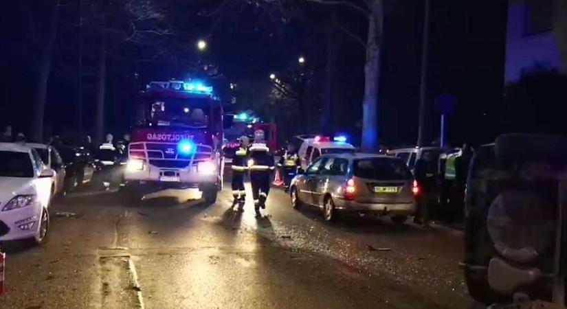 Legalább fél tucat autót tört össze egy Opel Szombathelyen