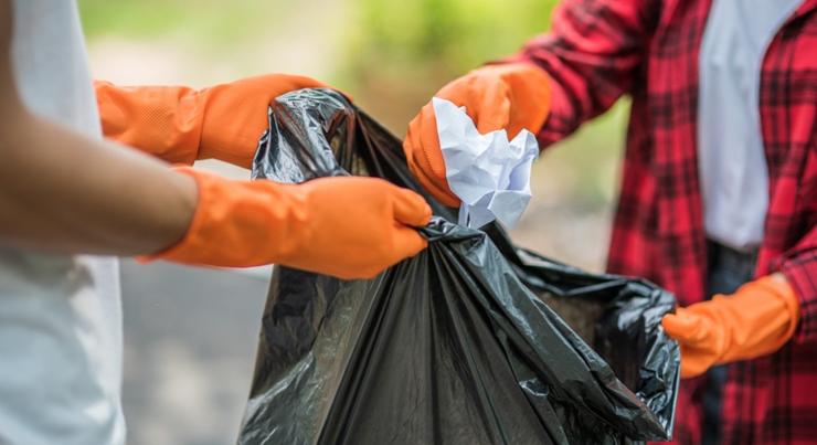 Munkaerőhiány bénította meg a szemétszállítást: nyüvek lepték el a kukákat Budapesten