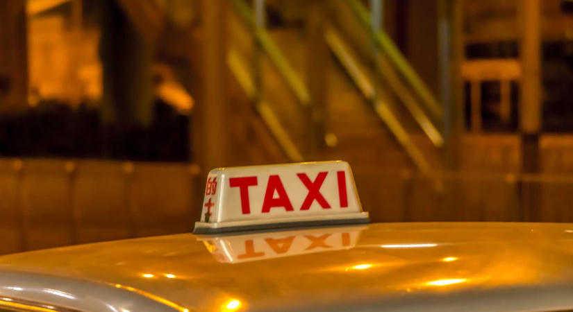 Megtámadtak egy taxist Maroshévízen, majd jogosítvány nélkül elhajtottak az autójával