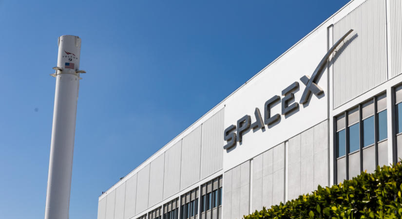 Gigantikus beruházást jelentett be Elon Musk űrvállalkozása