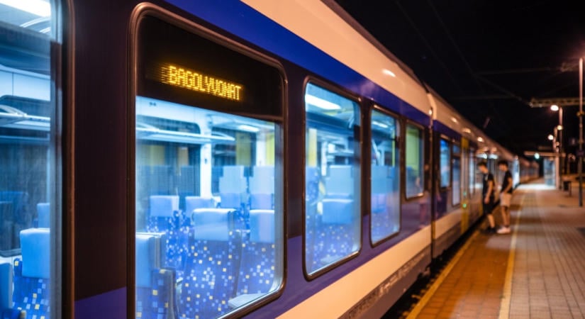 999 forint lesz a korlátlan vonatozás és buszozás Magyarországon ezen a napon