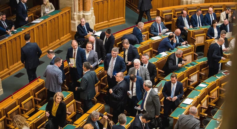 Pattanásig feszült a húr a parlamentben, így vonult ki a Fidesz és a KDNP az ülésről