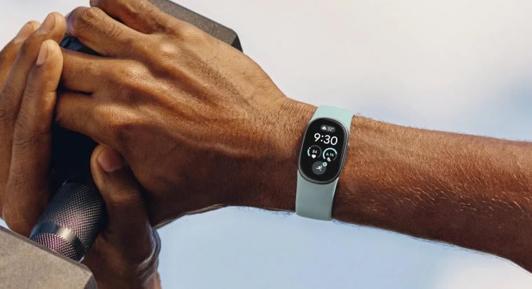 Cserélhető akkumulátorral és OLED-kijelzővel érkezik az új Google Fitbit Edge