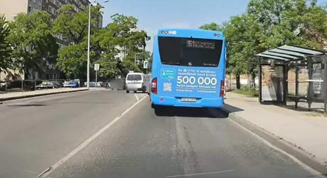 „Ezt megcsinálta?” – Záróvonalon át vágott be zebránál a busz elé, videón, ahogy azonnal lecsapott a karma