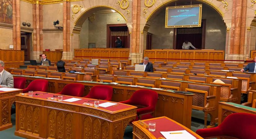 Félbeszakadt az Országgyűlés ülése fideszes rendzavarás miatt