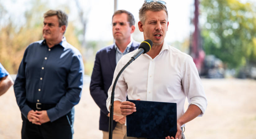 Magyar Péter: óriási küzdelem folyik Pakson a működő turbinákért