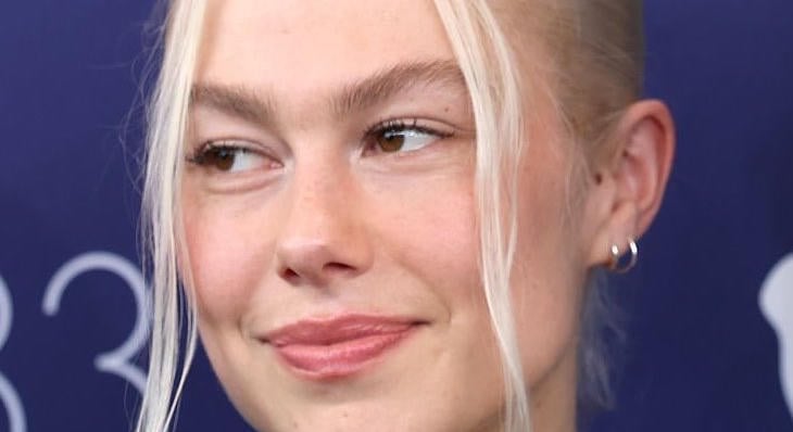 Szőrös lábakkal jelent meg a Velencei Filmfesztiválon Phoebe Bridgers