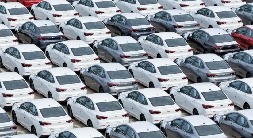 A GM ragaszkodik az elektromos autókhoz, miközben a riválisok a hibridekkel tarolnak