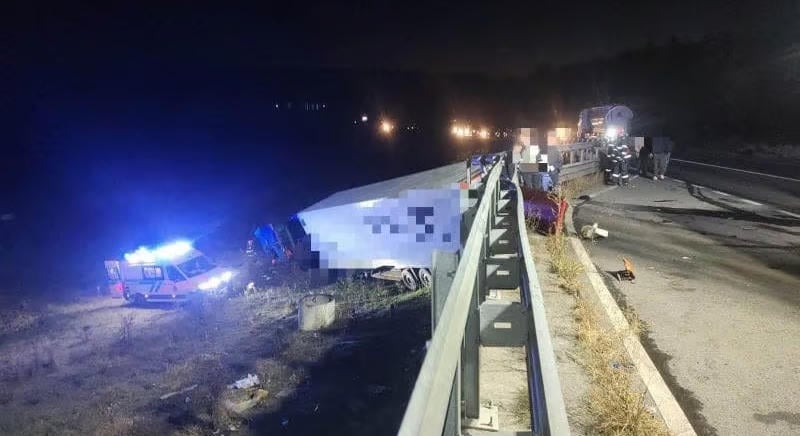 Szörnyű baleset Maros megyében: kamion és két személygépkocsi utközött össze