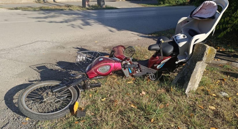 Alig telt el két hét, máris újabb baleset történt a makói kereszteződésben: autó és elektromos kerékpár ütközött – galériával (frissítve)