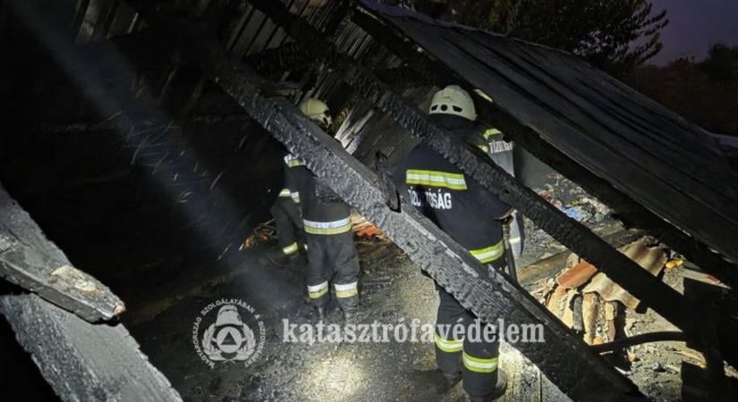 Kigyulladt egy épület Püspökladányban, két embert kórházba kellett szállítani – fotókkal