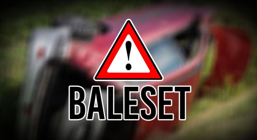 Lesodródott az úttestről, majd árokba csapódott egy gépkocsi a 49-es főúton – négyen utaztak benne