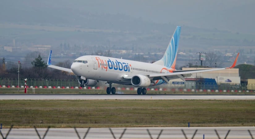 Megpróbálták földnek irányítani a Flydubai gépét, késsel ronthatott az egyik pilóta a másikra
